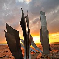 Het Omaha Beach monument Les Braves op het invasiestrand te Saint-Laurent-sur-Mer bij zonsondergang, Normandië, Frankrijk
